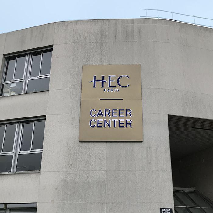 Signalétique extérieure - caisson Façade HEC Paris Career center
