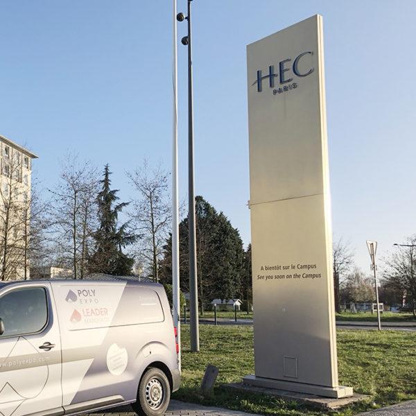 Signalétique extérieure - Totem d'accueil HEC Paris